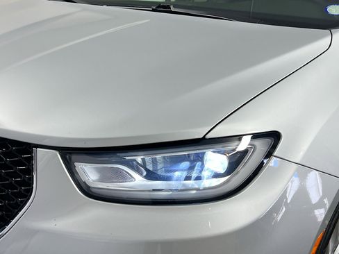 Used 2024 Chrysler Pacifica Touring-L image 11