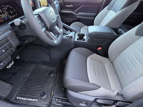 Used 2025 Toyota Tacoma TRD Sport AWD/4WD image 7