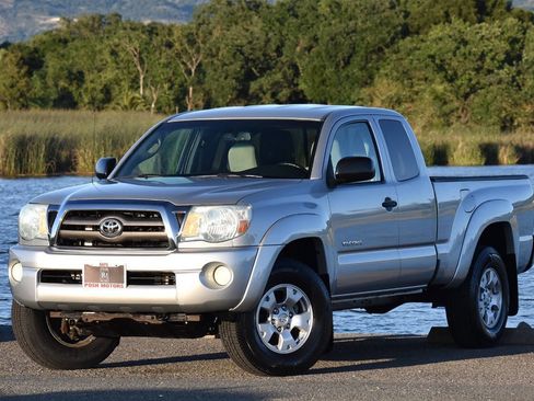 Used 2010 Toyota Tacoma PreRunner image 4