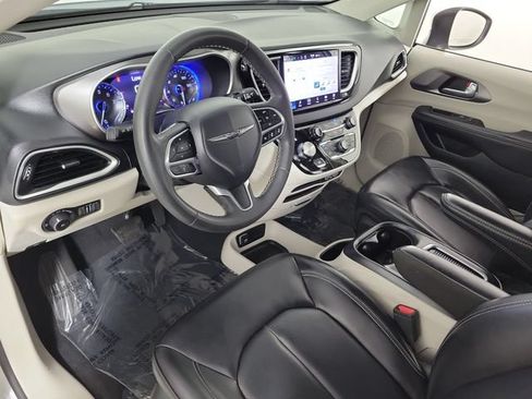 Used 2023 Chrysler Pacifica Touring-L FWD image 18