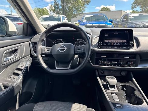 Used 2025 Nissan Rogue SV FWD image 14