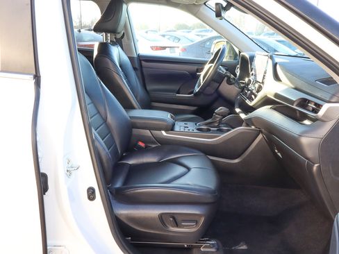 Used 2023 Toyota Highlander XLE image 28