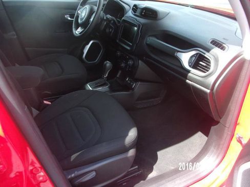 Used 2019 Jeep Renegade Latitude FWD image 11