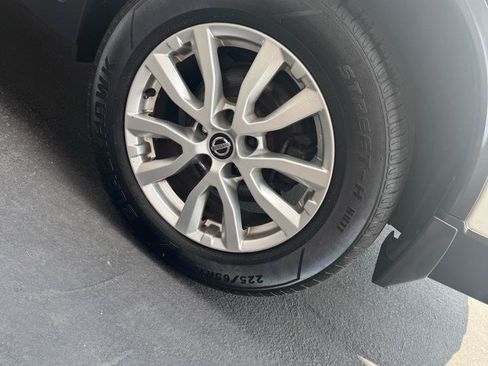 Used 2017 Nissan Rogue SV AWD/4WD image 18