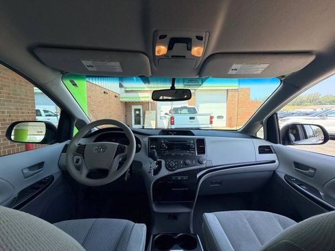 Used 2011 Toyota Sienna LE w/ Towing Pkg FWD image 28