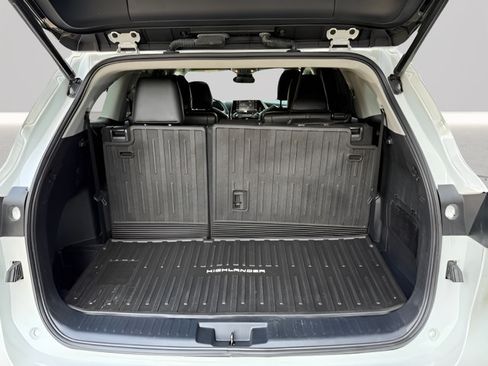 Used 2022 Toyota Highlander XLE AWD/4WD image 30