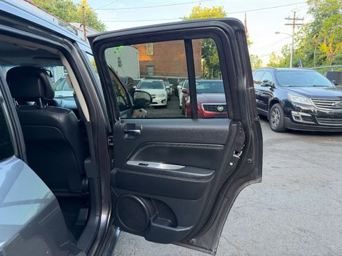 Used 2016 Jeep Compass Latitude FWD image 33