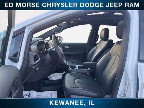 New 2026 Chrysler Pacifica Select image 9
