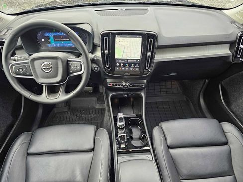 Certified 2025 Volvo XC40 B5 Plus w/ Protection Package Premier image 20