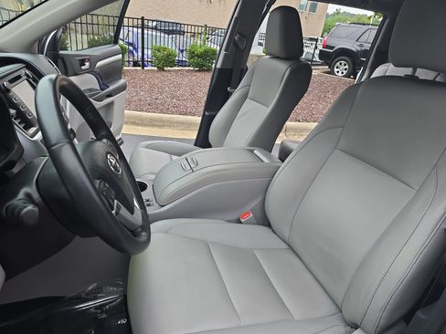 Used 2019 Toyota Highlander XLE AWD/4WD image 16