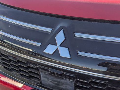 Used 2025 Mitsubishi Outlander SE image 13