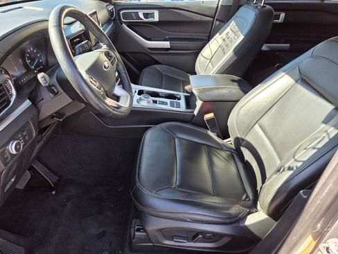 Certified 2022 Ford Explorer XLT w/ Equipment Group 202A image 4