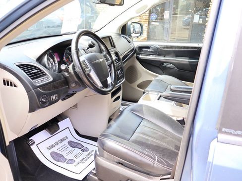 Used 2011 Chrysler Town & Country Touring-L w/ Driver Convenience Group FWD image 15