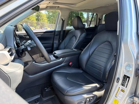 Used 2024 Toyota Highlander XLE AWD/4WD image 19