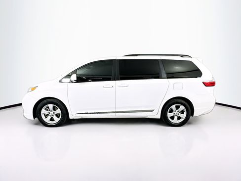 Used 2017 Toyota Sienna LE image 4