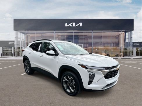 Used 2024 Chevrolet Trax LT image 2