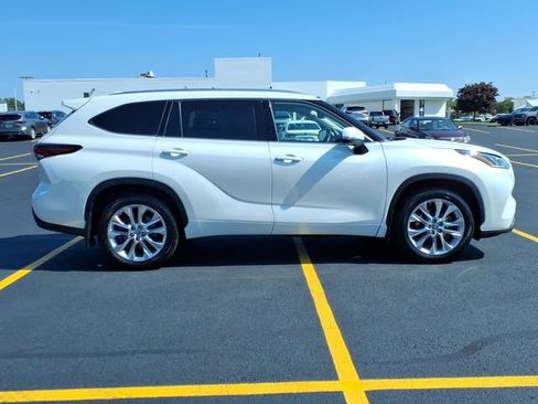 Certified 2024 Toyota Highlander Limited AWD/4WD image 24