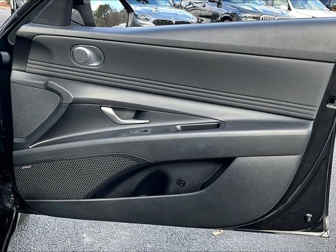 Used 2022 Hyundai Elantra Limited w/ Preferred Accessory Package image 23