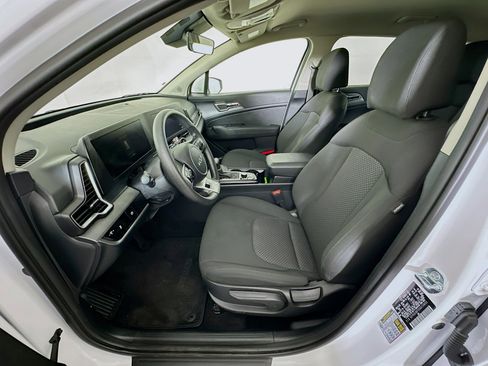 Used 2025 Kia Sportage LX image 13