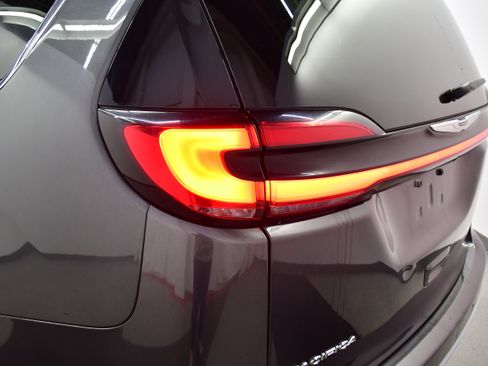 Used 2023 Chrysler Pacifica Touring-L image 34