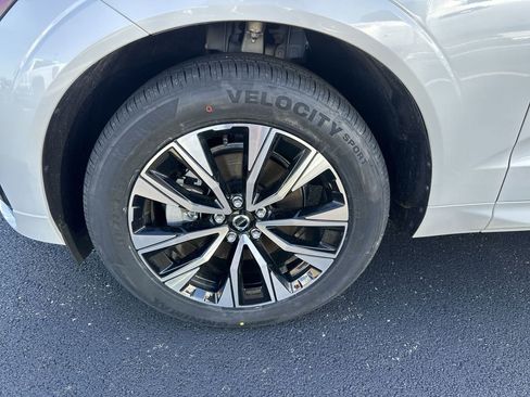 Used 2025 Volvo XC60 B5 Core image 10