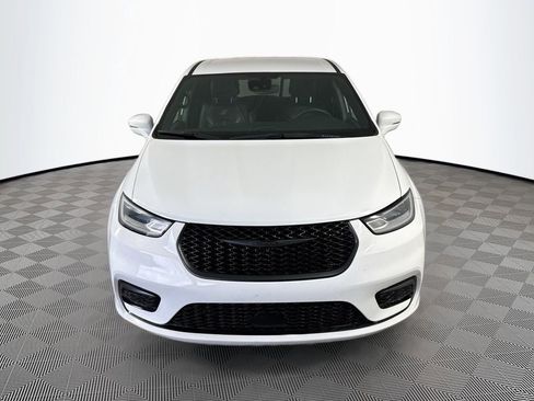 Used 2022 Chrysler Pacifica Touring-L w/ Uconnect Theater Family Group FWD image 2