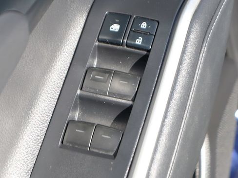 Used 2022 Toyota Highlander XLE FWD image 17