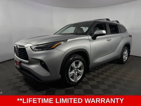 Used 2023 Toyota Highlander LE image 3