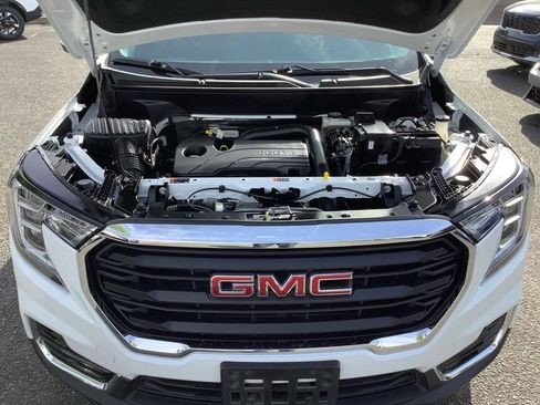 Used 2024 GMC Terrain SLE w/ Driver Convenience Package FWD image 21