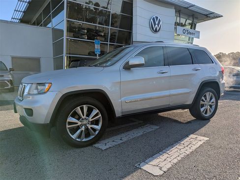 Used 2013 Jeep Grand Cherokee Laredo image 2