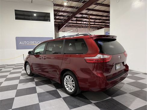 Used 2017 Toyota Sienna XLE Premium image 7