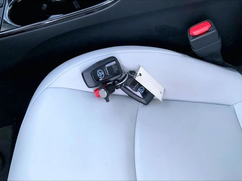 Used 2021 Toyota Prius Prime XLE FWD image 14