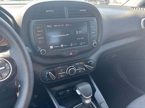 Used 2025 Kia Soul LX w/ LX Technology Package FWD image 17