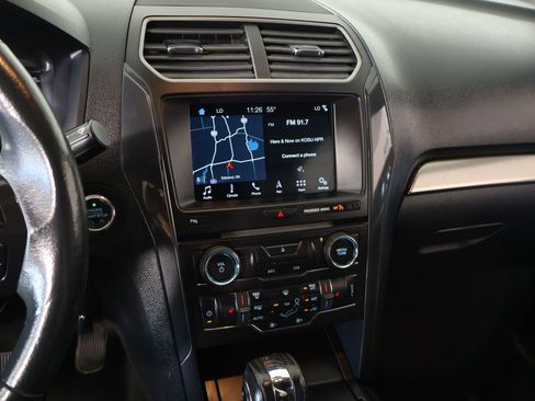 Used 2018 Ford Explorer XLT w/ Equipment Group 202A FWD image 5