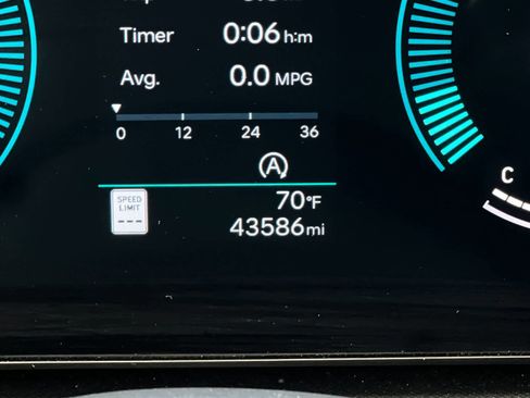 Used 2025 Hyundai Santa Fe SE FWD image 27