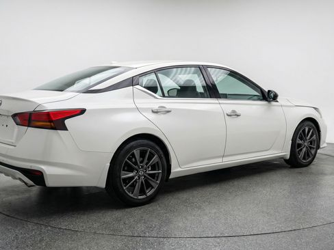 Used 2025 Nissan Altima 2.5 SV image 9