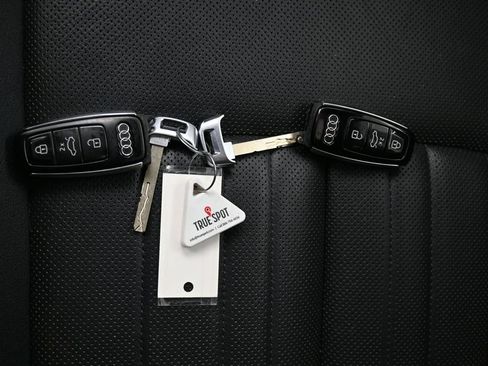 Used 2022 Audi e-tron Premium Plus w/ Premium Plus Package AWD/4WD image 30