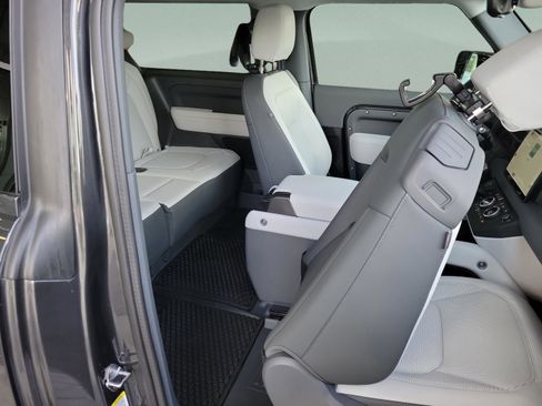 Used 2025 Land Rover Defender 90 S image 13