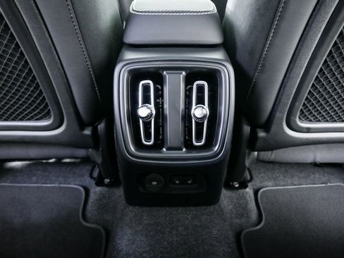 Certified 2025 Volvo XC40 B5 Plus image 21