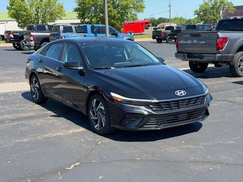 Used 2024 Hyundai Elantra SEL w/ Convenience Package FWD image 2