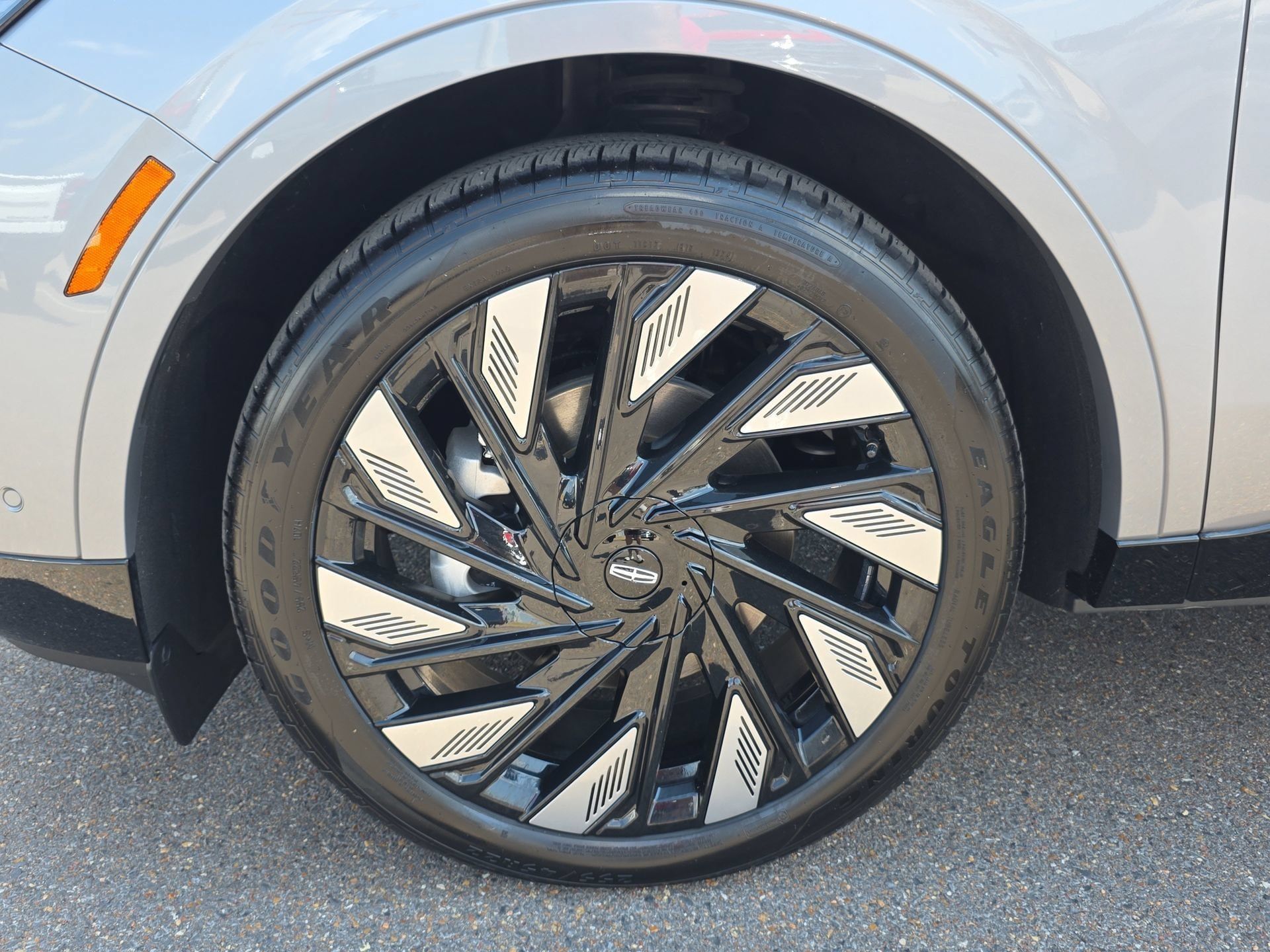 Used 2024 Lincoln Nautilus Reserve w/ Jet Appearance Package (87T) AWD/4WD image 9