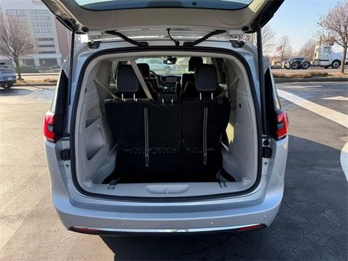 Used 2024 Chrysler Pacifica Limited image 5