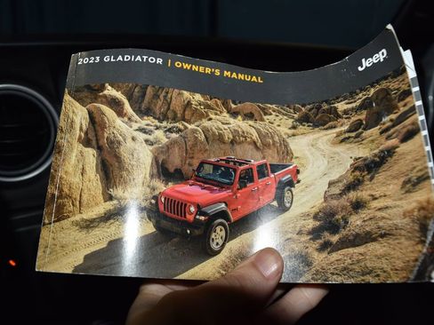 Used 2023 Jeep Gladiator Sport image 10
