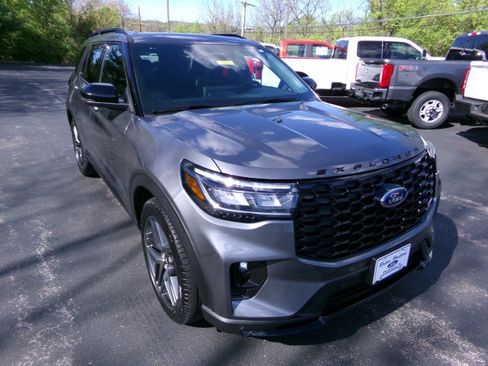 Used 2025 Ford Explorer ST AWD/4WD image 2