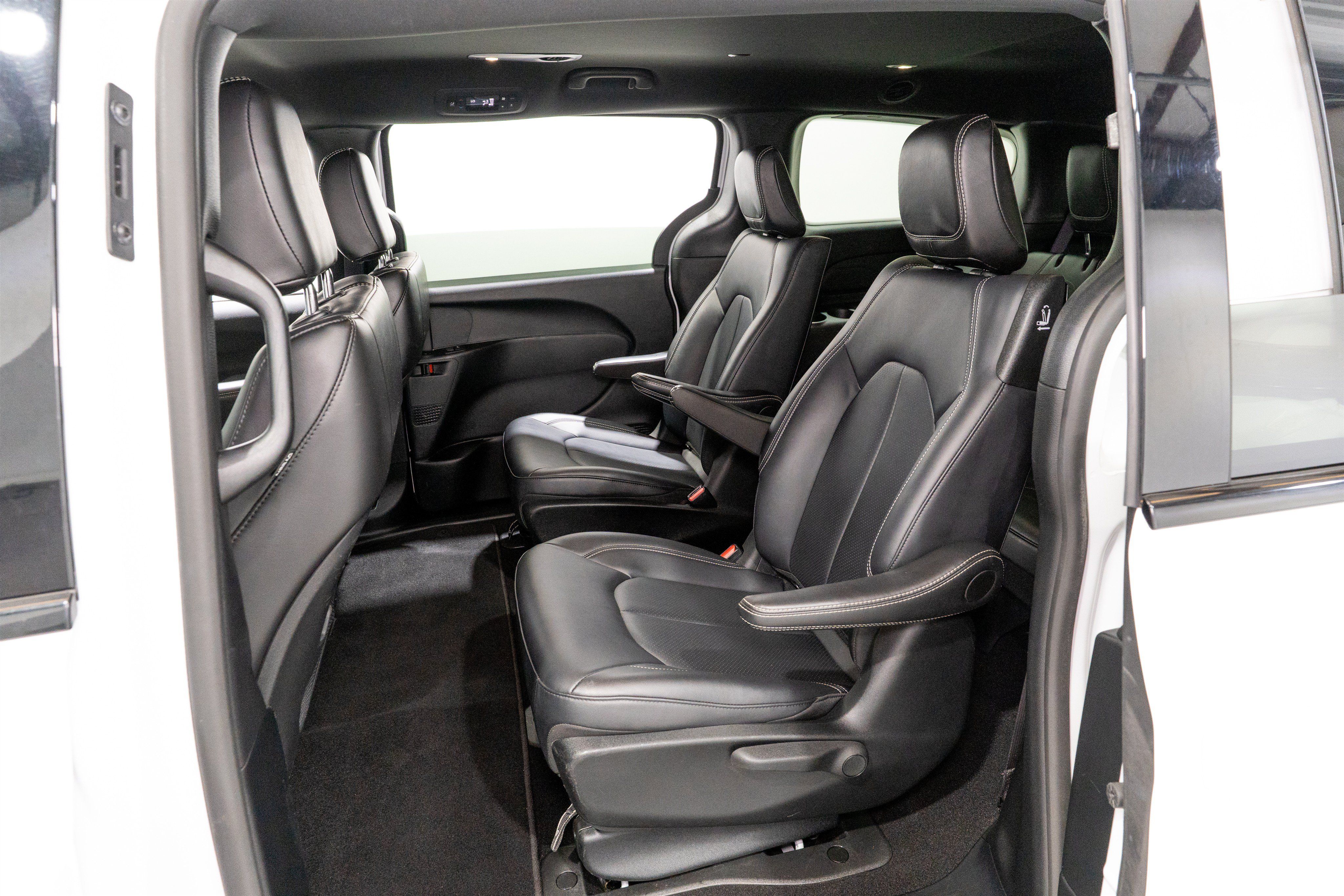 Used 2024 Chrysler Pacifica Limited FWD image 32