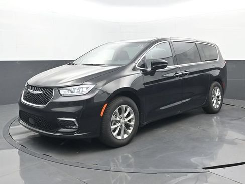 Used 2026 Chrysler Pacifica Limited FWD image 8