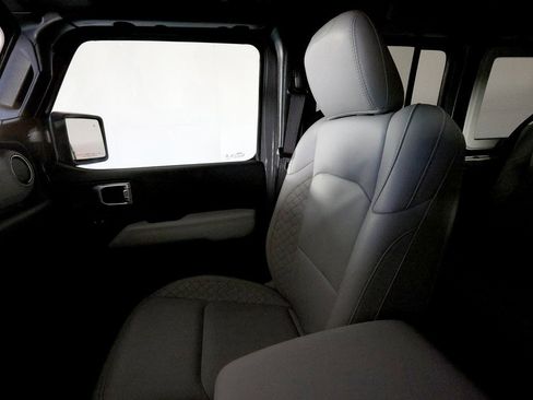 Used 2022 Jeep Wrangler Unlimited Sahara image 40