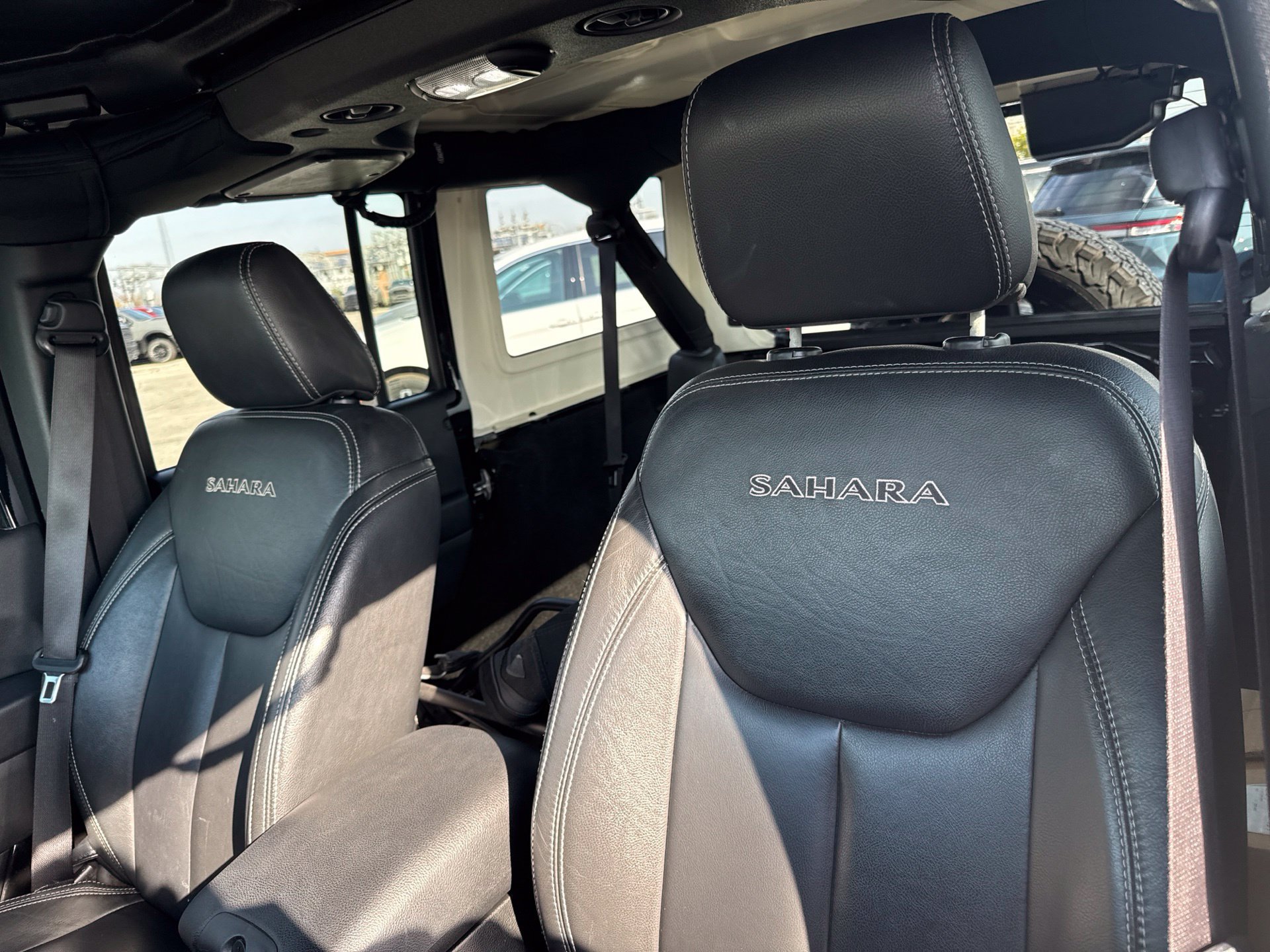 Used 2016 Jeep Wrangler Unlimited Sahara w/ Connectivity Group AWD/4WD image 11