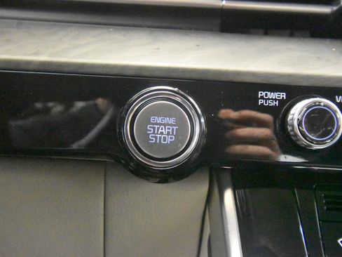 Used 2024 Kia Carnival EX image 22