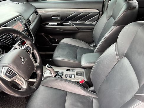 Used 2019 Mitsubishi Outlander 4WD Plug-In Hybrid image 17